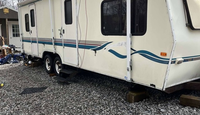 Cozy 1-bedroom RV in fantastic Leitchfield with AC