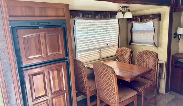 Cozy 1 bedroom RV in tranquil in the Hills of Tuscola with AC relaxing