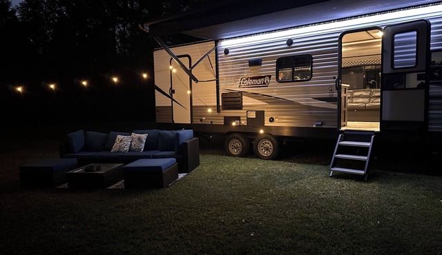 Cozy 1-bedroom RV on private stocked pond. Glamping in Greenville