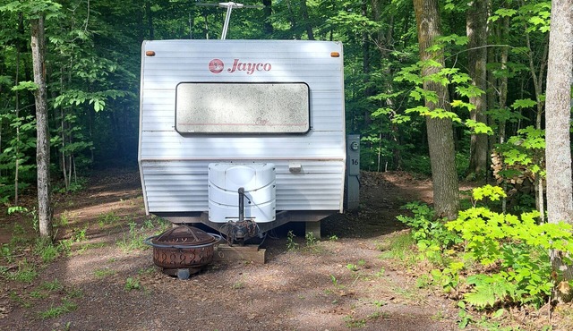 Cozy 1-bedroom RV with 5 beds has WiFi and AC in marvelous Cloquet.