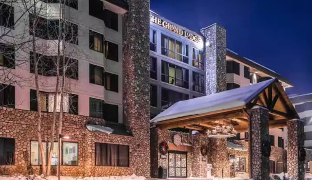 Cozy 1-bedroom ski in/out condo with hot tub/pool in awesome Mt Crested Butte