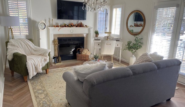 Cozy 1-bedroom spa villa, king bed, pool, Near casino, golf, wine trail & Mystic