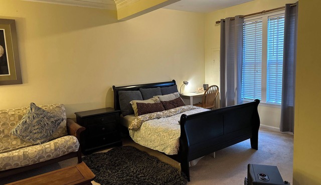 Cozy 1-bedroom studio type living in tranquil Broadlands with AC & private bath.