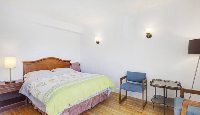 Cozy 1-bedroom studio in lovely Montréal close St. Lawrence River