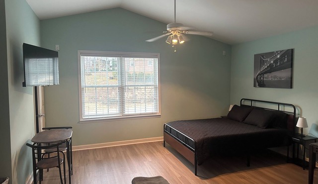 Cozy 1-bedroom studio getaway