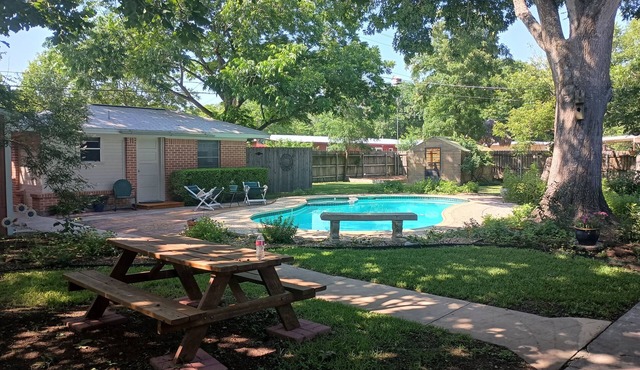 Cozy 1-bedroom studio in tranquil Lockhart, the BBQ Capitol of Texas.