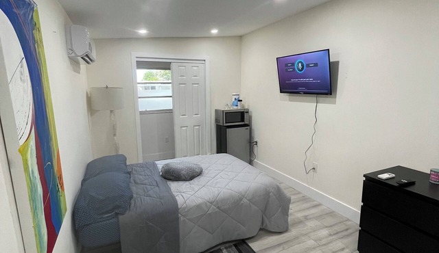Cozy 1-bedroom studio in tranquil Hollywood with AC