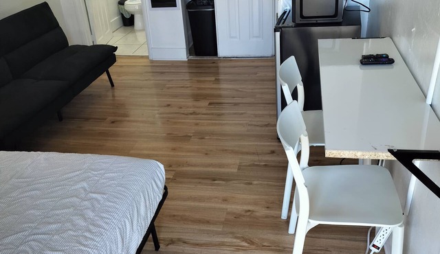 Cozy 1-bedroom studio in awesome Hollywood with AC 120