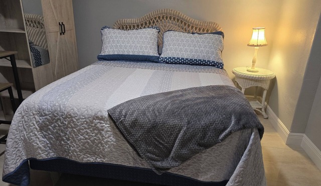 Cozy 1-bedroom studio in fabulous Sarasota with private patio, and kitchenette.