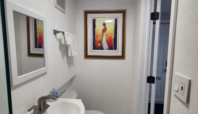 Cozy 1-bedroom studio in pleasant hollywood with AC