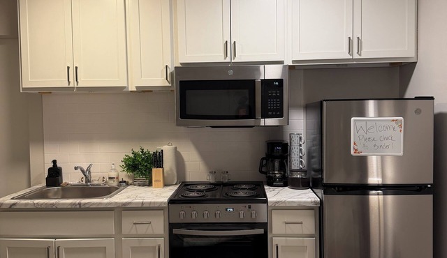 Cozy 1-bedroom studio with AC in lovely Madison