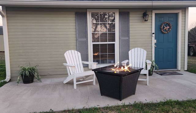 Cozy 1-bedroom The Hilltop Bungalow in enchanting Ogelsby. 30 minutes from Waco