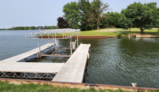Cozy 1-bedroom Tiny house on Lake Mattoon with dock, porch and stunning view.