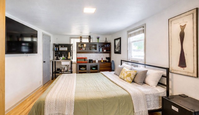 Cozy 1-bedroom townhome in pleasant Fond du Lac with AC