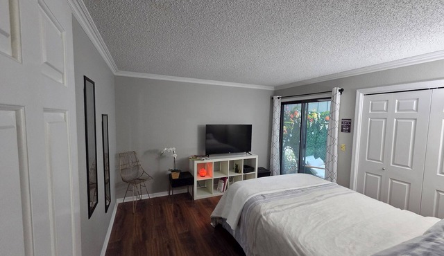 Cozy 1-bedroom townhome in Kansas City/Mins from Downtown with WiFi, AC