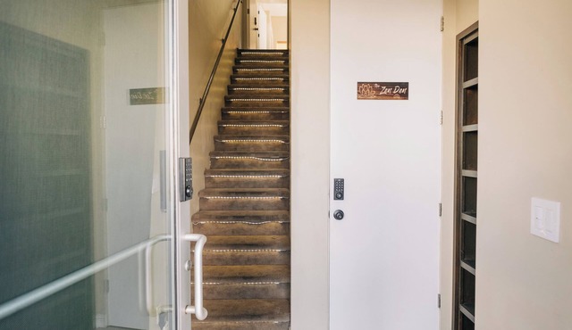 Cozy 1-bedroom townhome in charming Downtown Sacramento private hot tub