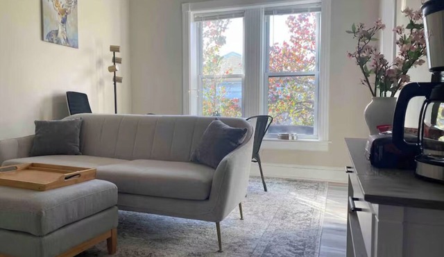 Cozy 1-bedroom townhome in a fantastic Washington neighborhood with AC