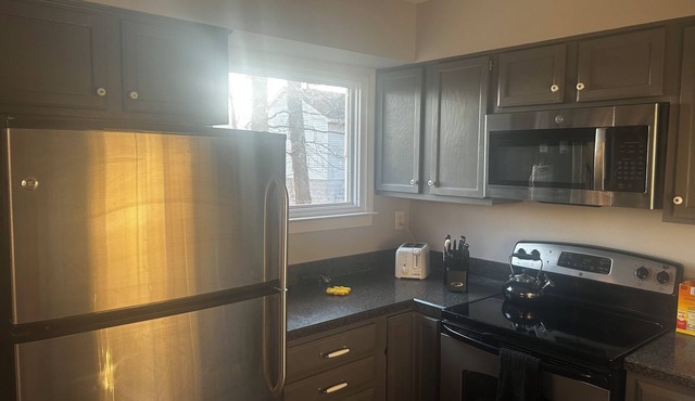 Cozy 1-bedroom townhome in lovely Prospect with outstanding river view