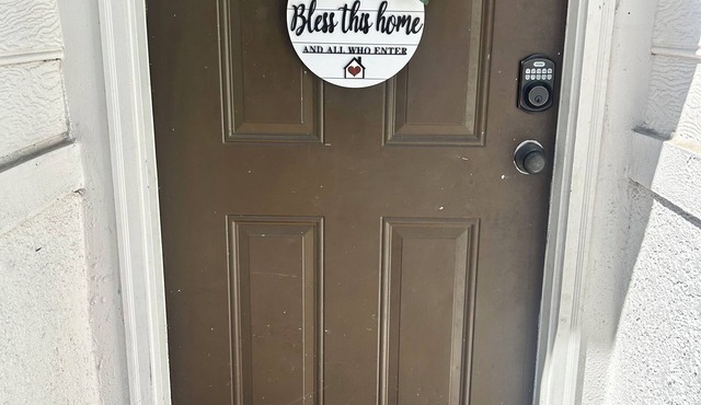 Cozy 1-bedroom townhome in peaceful Tampa with AC and gym!