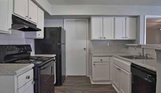 Cozy 1-bedroom townhome in lovely Houston close to amenities and freeway access!