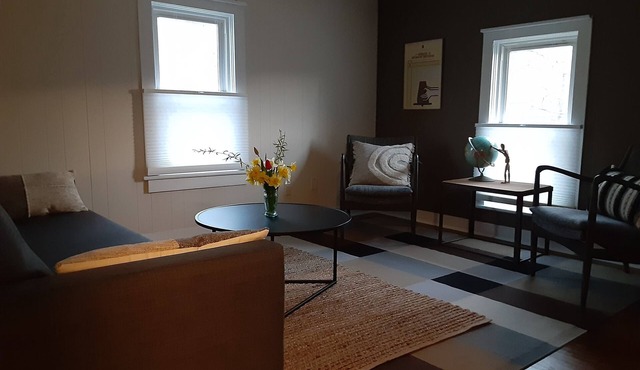 Cozy 1-bedroom upper apartment with AC and WiFi in charming Harvardn28 Night min