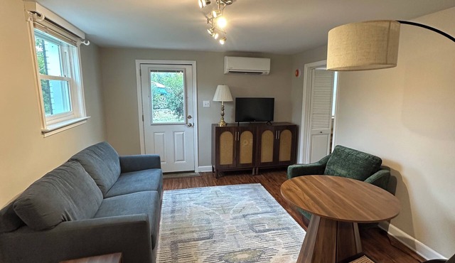 Cozy 1-bedroom apartment in charming Charlottesville with AC, laundry, and wifi