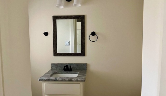 Cozy 1-bedroom cottage in marvelous College Station with AC