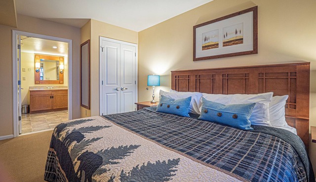 Cozy 1-bedroom condo-Ski in/out/Waterpark/King Bed/WIFI/Parking