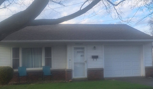 Cozy 1-bedroom house in tranquil West Burlington with AC and Internet.