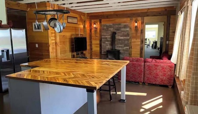 Cozy 1-bedroom home with spectacular sunsets, private deck and full fitness gym