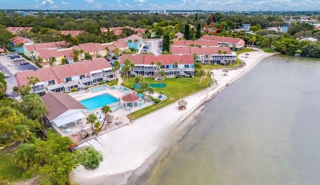Cozy 1-bedroom with private beach in St. Petersburg. Close to everything!