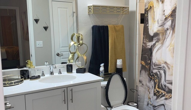 Cozy 1- bedroom with accessible pool, fire pit and gym