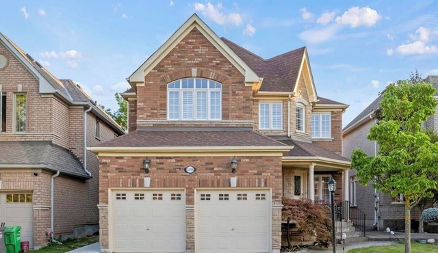 Cozy 1-bedroom with Full Kitchen, workspace, WiFi and AC in charming Mississauga