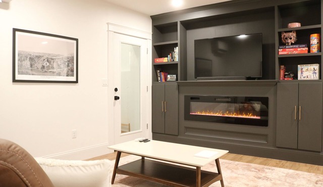 Cozy 1-bedroom with electric fireplace, just minutes from downtown Salem!