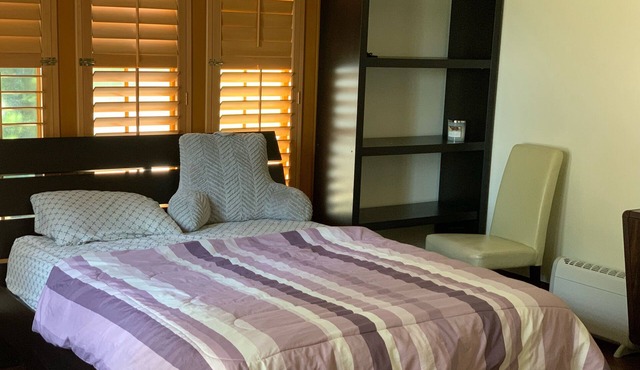 Cozy 1 bedroom with private bathroom and free parking
