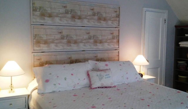 Cozy 1-bedroom with WIFI, AC in charming Northfield.