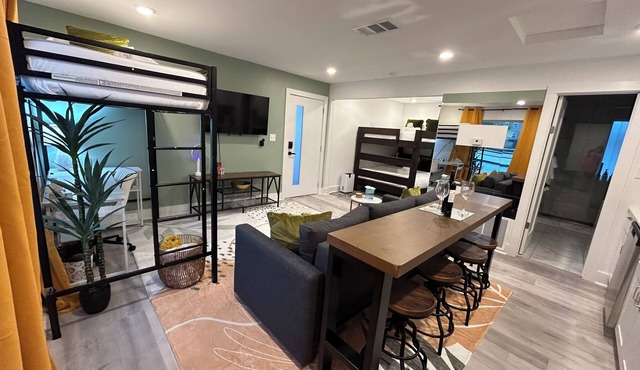 Cozy 1-bedroom with WiFi and AC in fantastic Dallas, Sleeps 7