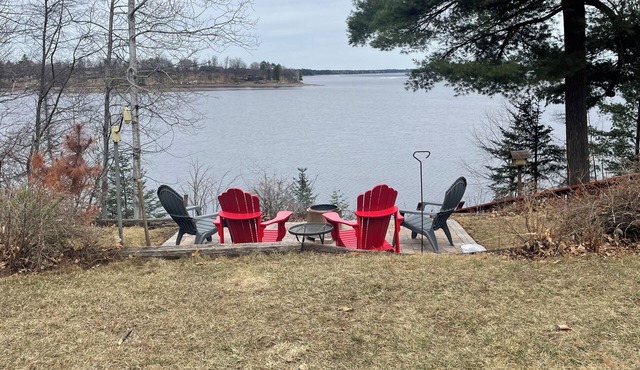 Cozy 1 BR, 1 bath cabin in wonderful Duluth with WiFi, AC on a gorgeous lake