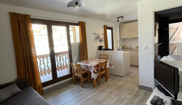 Cozy 1-BR Apartment for 4 in Heart of Alpe d'Huez, Ski-In/Ski-Out, Balcony, Ski Locker