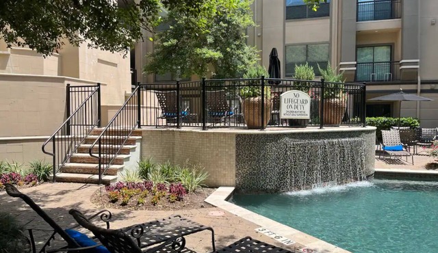 Cozy 1 br Apt with jetted tub near Galleria