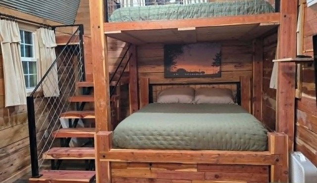 Cozy 1-BR cabin w/Kid's Loft, & Hot Tub/Large Deck on Working Buffalo Farm