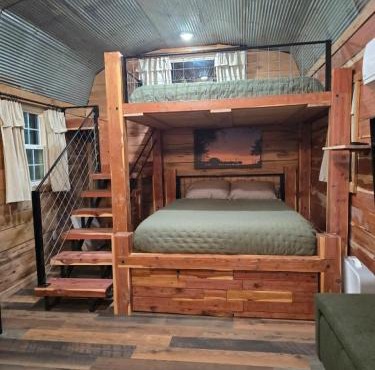 Cozy 1-BR Cabin with Kid's Loft & Hot Tub on Buffalo Farm