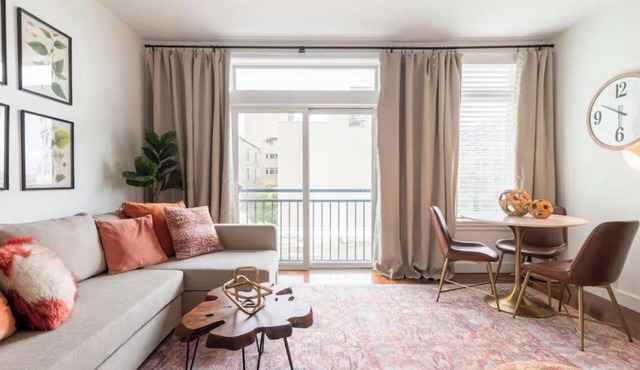 Cozy 1 BR condo in Seattle- Belltown area- with free parking, gym, pool, hot tub