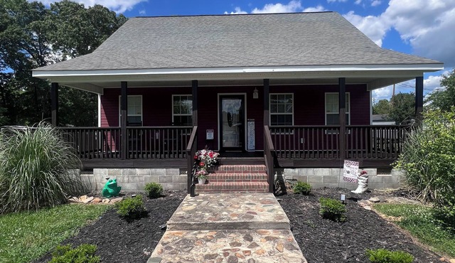 Cozy 1 BR + Loft + 1 Bath. Conveniently located between CLT & Columbia. Secluded