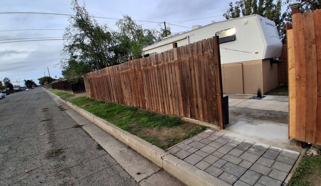 Cozy 1 BR RV in Chowchilla right off Route 152 and 99, Sleeps 4!