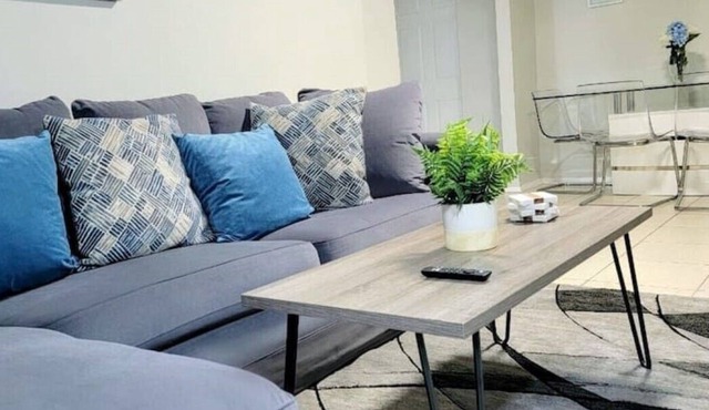 COZY 1 KING BEDROOM HOUSE UNIVERSAL & DOWNTOWN 20 MINUTES AWAY