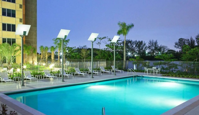 Cozy 1 King Room w/Modern Decor Perfect for Airport Travelers