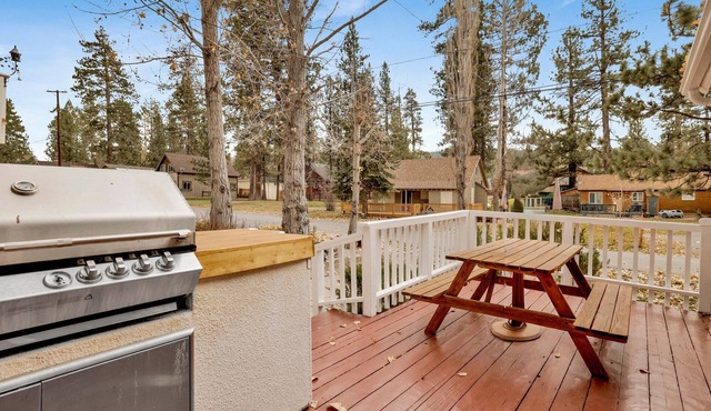 Cozy 1-Story Retreat: Walk to Village, Wood Fireplace, Pet-Friendly & Gas BBQ