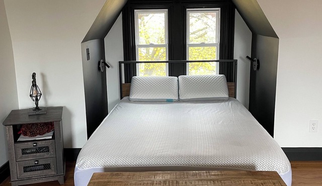 Cozy 1-studio apartment, industrial modern in charming Reading with WiFi, AC