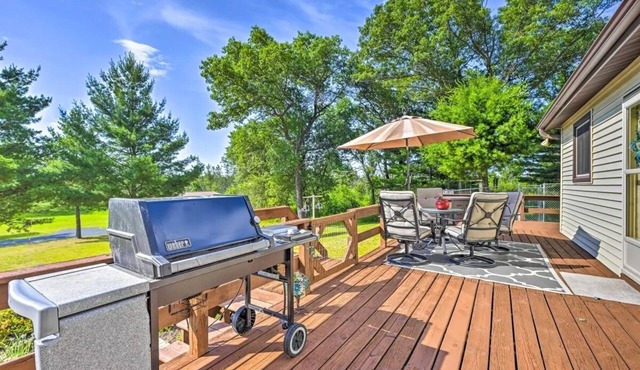 Cozy 10-Acre Retreat w/Deck & AC near Adventures